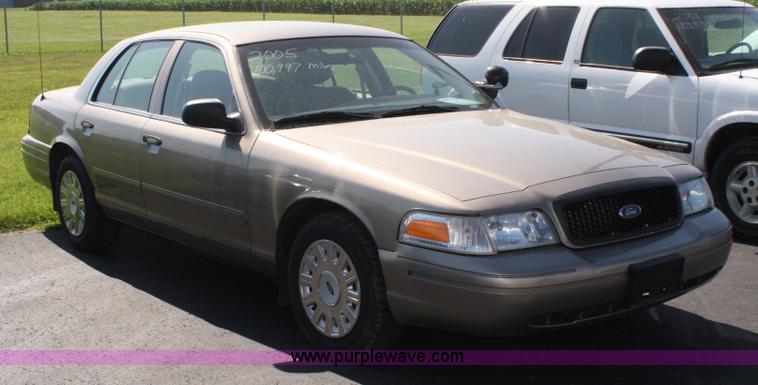 image for item A2085 2005 Ford Crown Victoria Police Interceptor