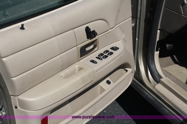 image for item A2085 2005 Ford Crown Victoria Police Interceptor