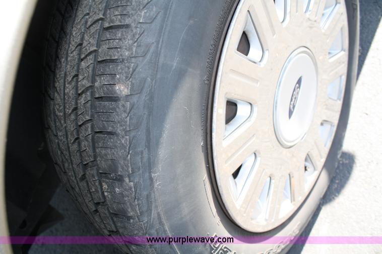 image for item A2085 2005 Ford Crown Victoria Police Interceptor