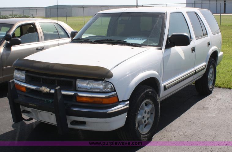 image for item A2086 2001 Chevrolet Blazer LS SUV