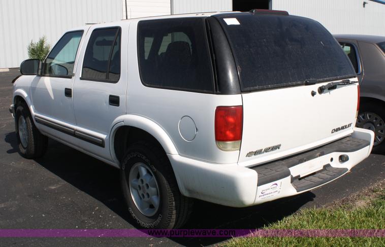 image for item A2086 2001 Chevrolet Blazer LS SUV