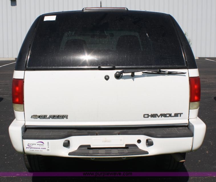 image for item A2086 2001 Chevrolet Blazer LS SUV