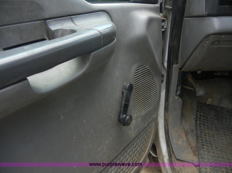 image for item A3012 2000 Ford F450 XL Super Duty pickup truck