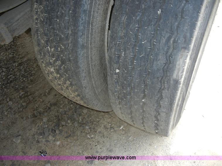 image for item A3012 2000 Ford F450 XL Super Duty pickup truck