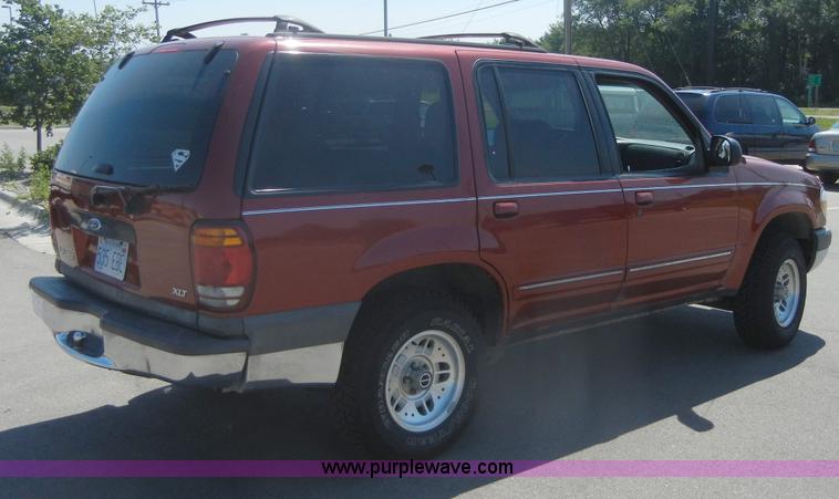 image for item A3044 1999 Ford Explorer XLT SUV