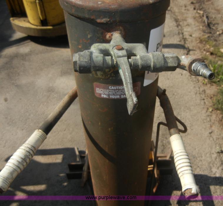 Walker air bumper jack in St Marys, KS Item A3059 sold Purple Wave