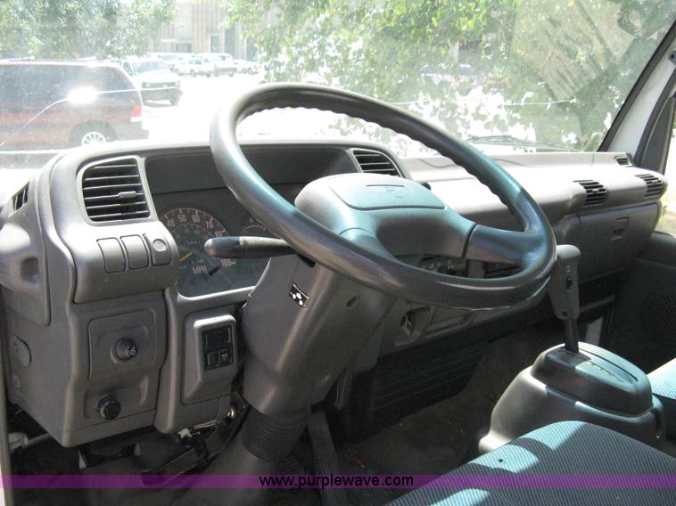 image for item A4273 1997 GMC W4 box truck