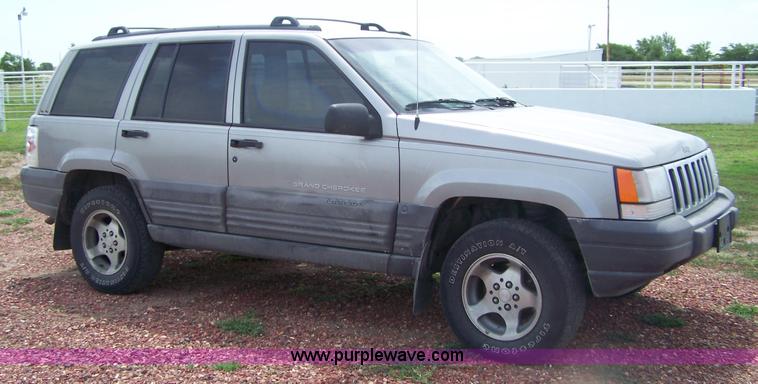 image for item A4582 1997 Jeep Grand Cherokee Laredo SUV