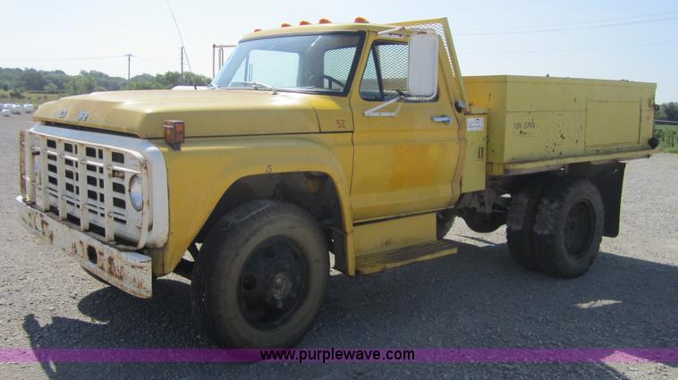 image for item A4767 1973 Ford F600 dump truck