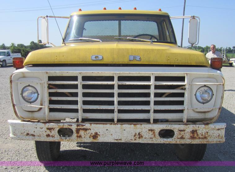 image for item A4767 1973 Ford F600 dump truck