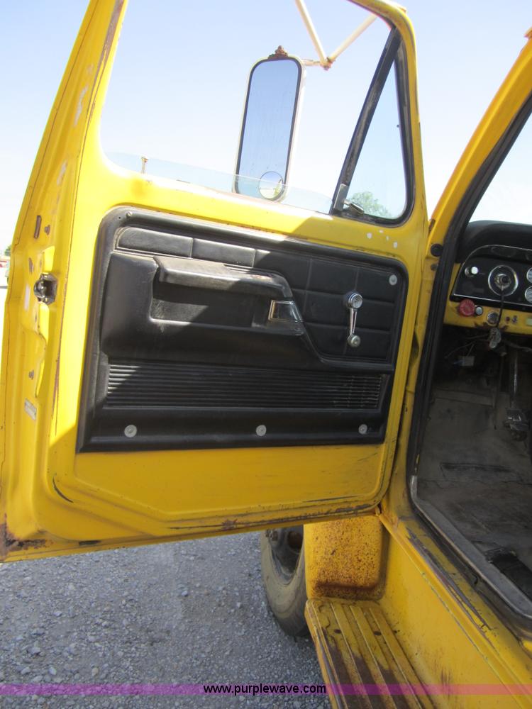 image for item A4767 1973 Ford F600 dump truck