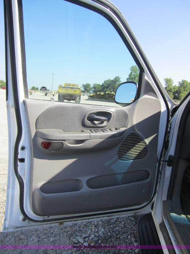 image for item A9561 2001 Ford F150 crew cab pickup truck