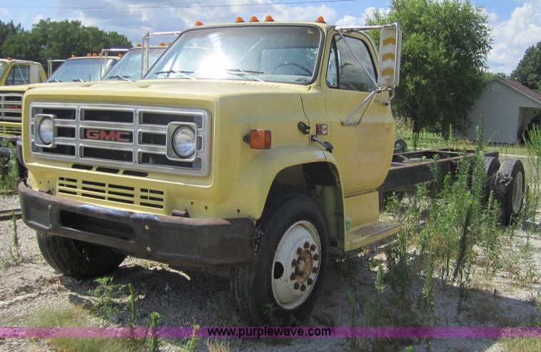 image for item A9562 1987 GMC 7000 truck cab and chassis