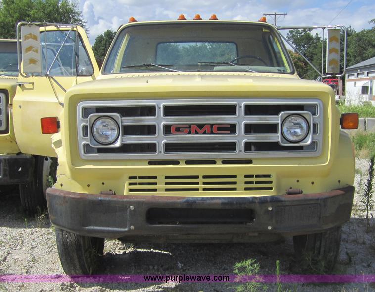 image for item A9562 1987 GMC 7000 truck cab and chassis