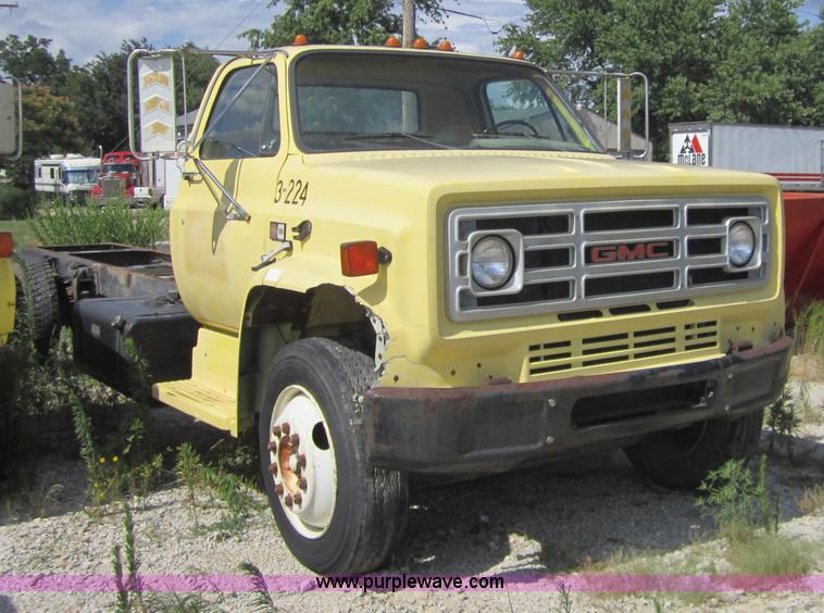 image for item A9562 1987 GMC 7000 truck cab and chassis