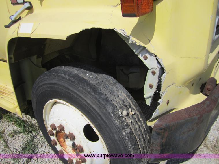 image for item A9562 1987 GMC 7000 truck cab and chassis