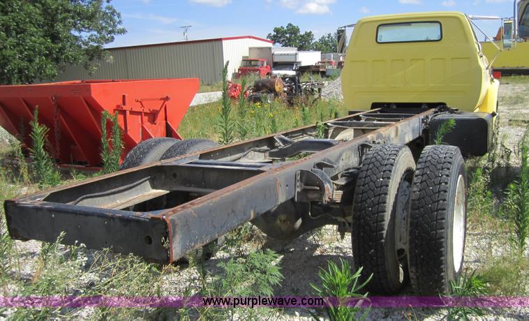 image for item A9562 1987 GMC 7000 truck cab and chassis