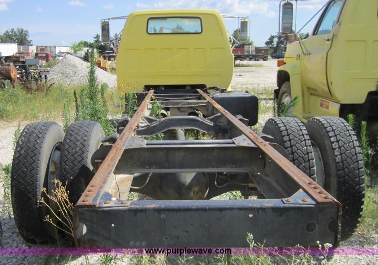 image for item A9562 1987 GMC 7000 truck cab and chassis