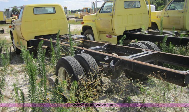image for item A9562 1987 GMC 7000 truck cab and chassis