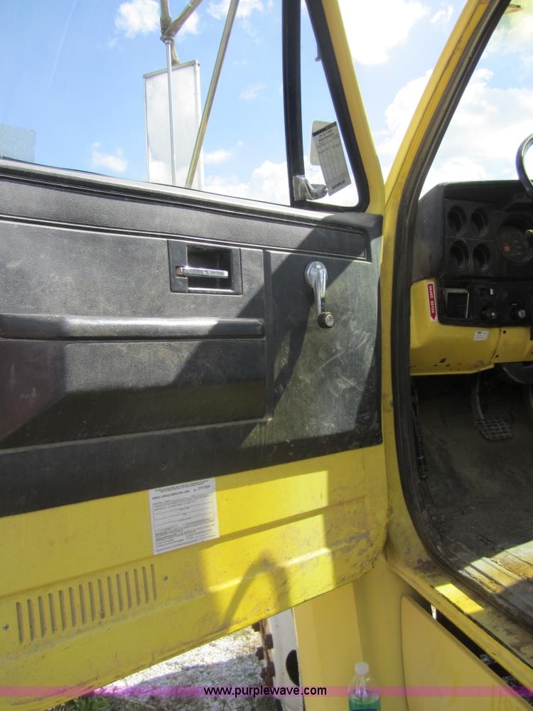 image for item A9562 1987 GMC 7000 truck cab and chassis