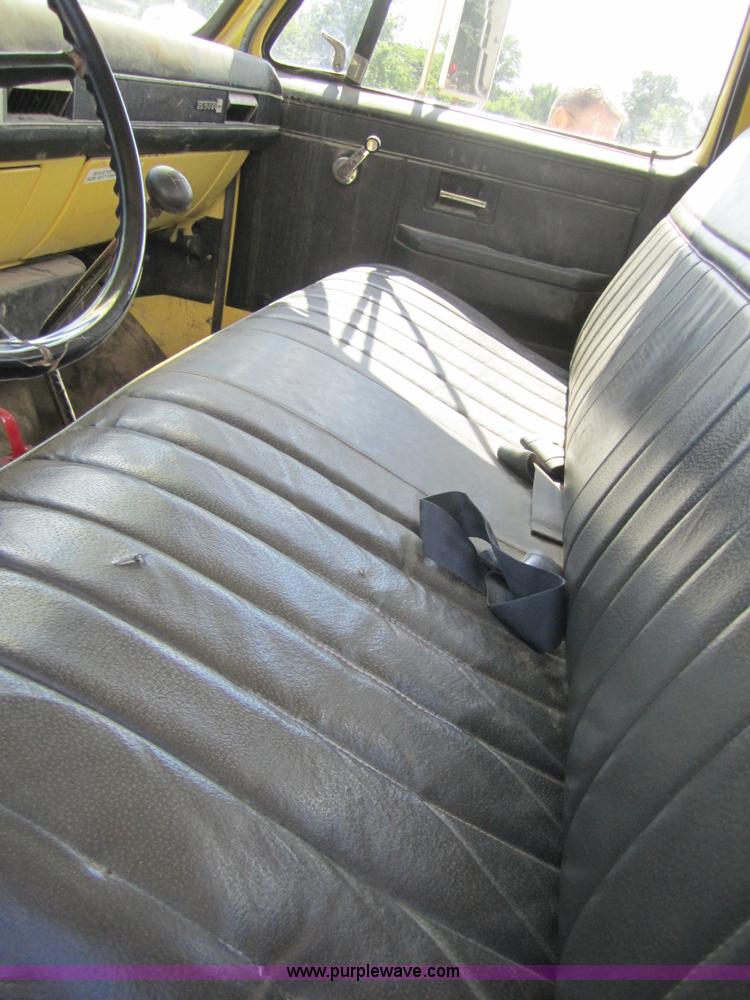 image for item A9562 1987 GMC 7000 truck cab and chassis