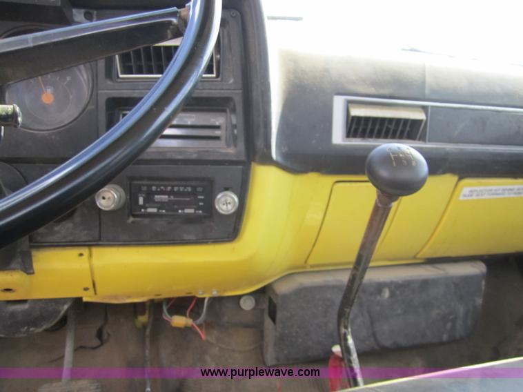 image for item A9562 1987 GMC 7000 truck cab and chassis