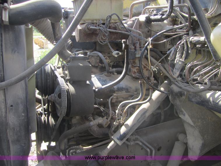 image for item A9562 1987 GMC 7000 truck cab and chassis