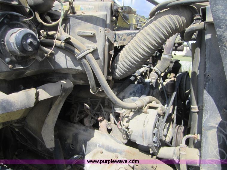 image for item A9562 1987 GMC 7000 truck cab and chassis