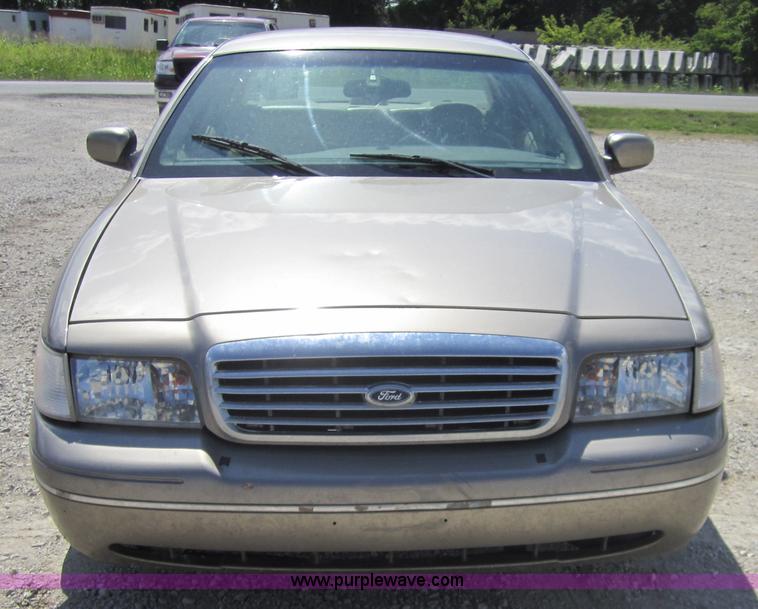 image for item A9568 2001 Ford Crown Victoria LX