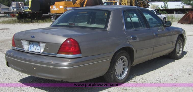 image for item A9568 2001 Ford Crown Victoria LX