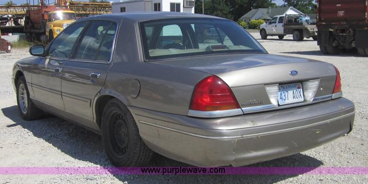 image for item A9568 2001 Ford Crown Victoria LX
