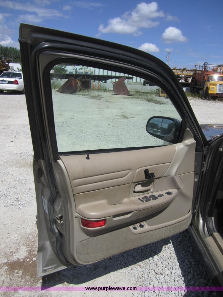 image for item A9568 2001 Ford Crown Victoria LX