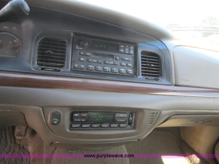 image for item A9568 2001 Ford Crown Victoria LX