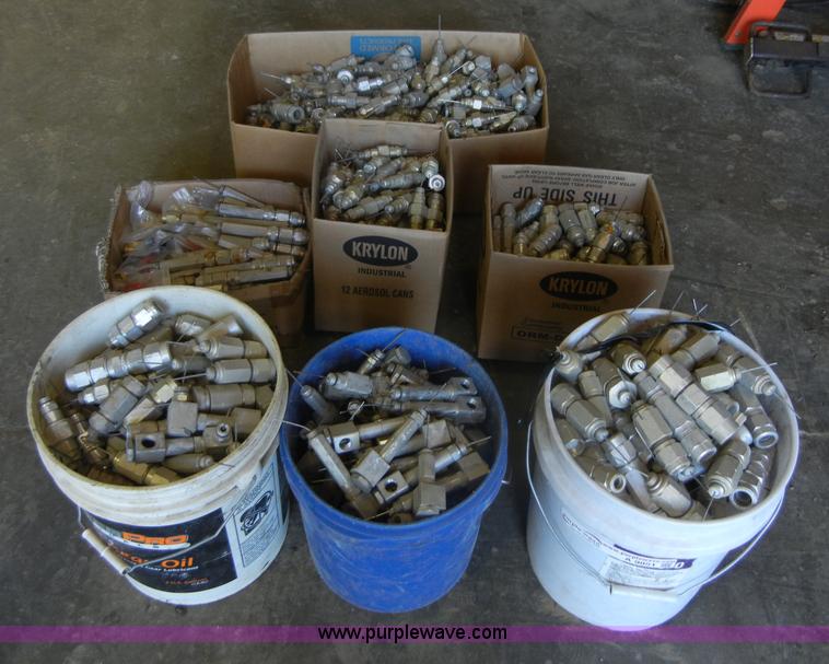 image for item A9851 Approximately 800 cable TV fittings