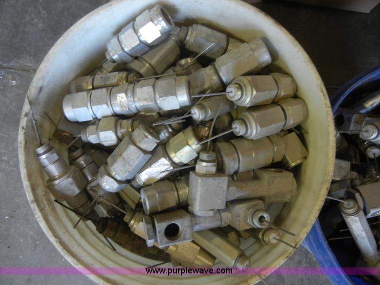image for item A9851 Approximately 800 cable TV fittings