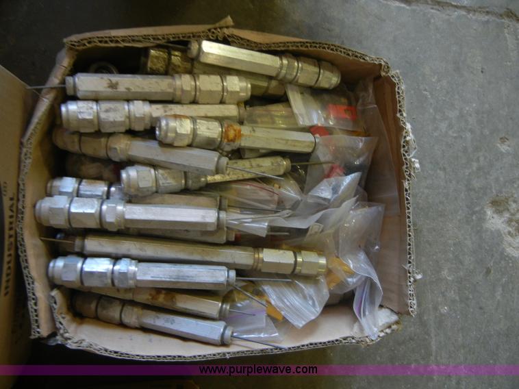 image for item A9851 Approximately 800 cable TV fittings