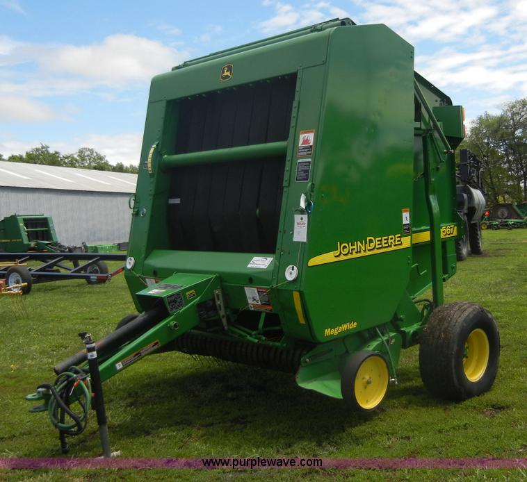 image for item A2111 2004 John Deere 567 round baler