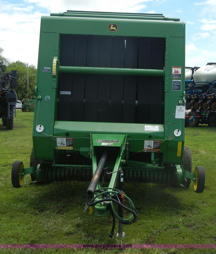 image for item A2111 2004 John Deere 567 round baler
