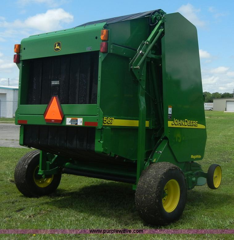 image for item A2111 2004 John Deere 567 round baler