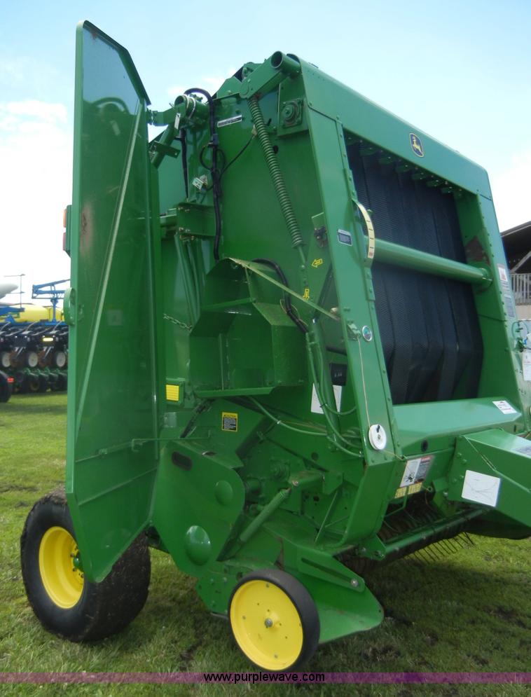 image for item A2111 2004 John Deere 567 round baler