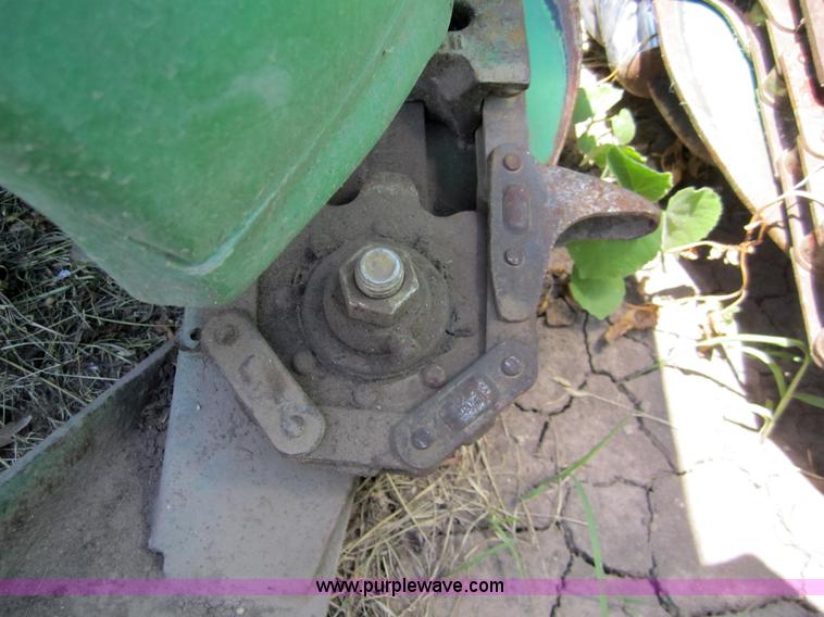 image for item A3758 1996 John Deere 893 8 row corn head