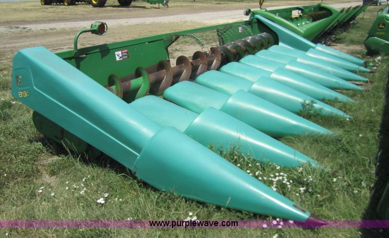 image for item A3759 1995 John Deere 893 8 row corn head