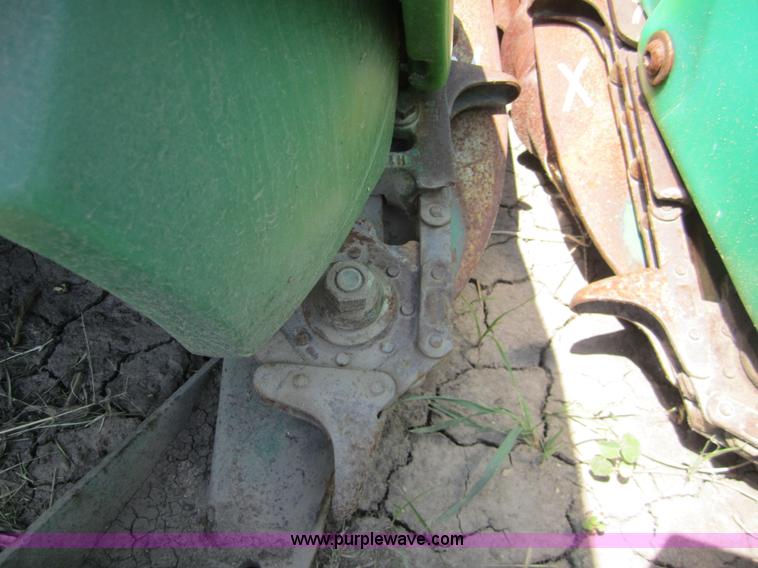 image for item A3759 1995 John Deere 893 8 row corn head