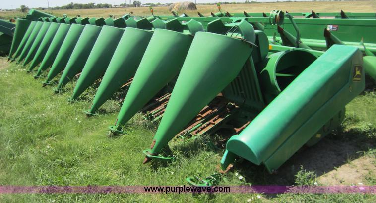 image for item A3760 1998 John Deere 1293 12 row corn head