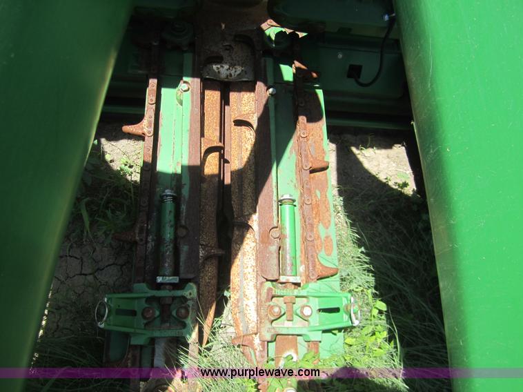image for item A3760 1998 John Deere 1293 12 row corn head