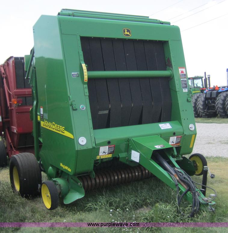 image for item A3769 2003 John Deere 567 round baler