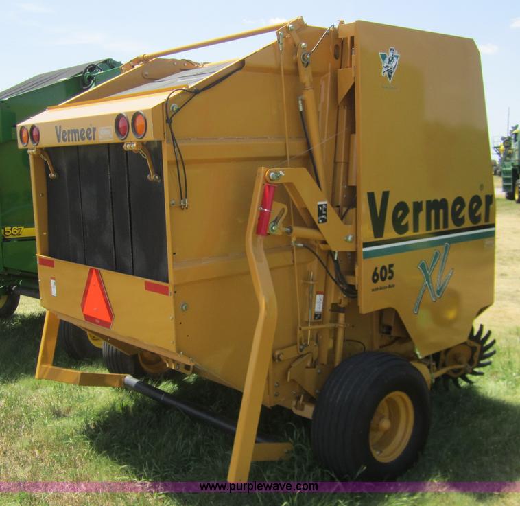 image for item A3770 2001 Vermeer 605XL round baler