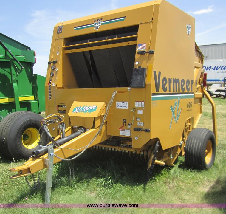 image for item A3770 2001 Vermeer 605XL round baler