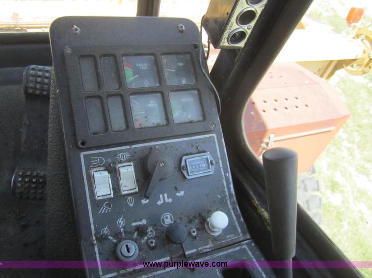 image for item A3772 1989 New Holland 1118 swather