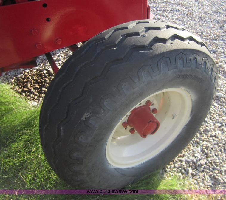 image for item A3773 1984 International 884 tractor